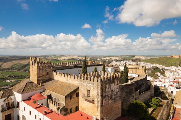 Panoramablick auf die Parador-Festung auf der Plaza de Cabildo in der weißen Stadt Arcos de la Frontera in der Provinz Cadiz in Spanien