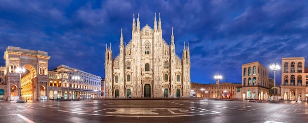 Panoramablick auf die Piazza del Duomo, Domplatz, mit Mailänder Dom oder Duomo di Milano, Galleria Vittorio Emanuele II und Arengario, während der blauen Morgenstunde, Mailand, Lombardei, Italien