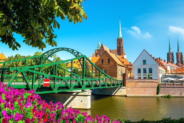 Panoramablick auf die renovierte Tumski-Brücke in Wroclaw, Polen