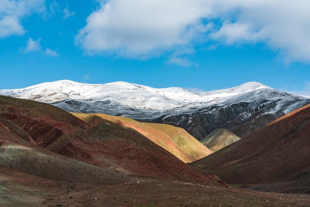 Panoramablick auf die rot gestreiften Berge im Winter