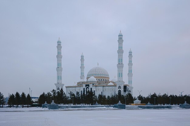 Panoramablick auf die schneeweiße moderne Hazaret-Sultan-Moschee am frühen Morgen NurSultan Astana Kasachstan