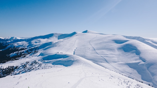 Panoramablick auf die Schönheit der Winterschneeberge in der Natur. Platz kopieren