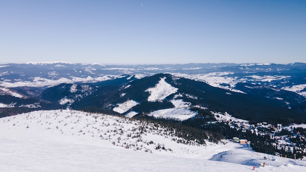 Panoramablick auf die Schönheit der Winterschneeberge in der Natur. Platz kopieren