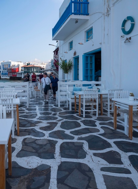 Panoramablick auf die Sehenswürdigkeiten der Insel Klein-Venedig mit Wandertouristen in Mykonos, Griechenland