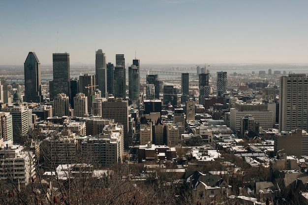 Panoramablick auf die Skyline der Innenstadt von Montreal von oben bei Sonnenuntergang in Kanada - Dezember 2019