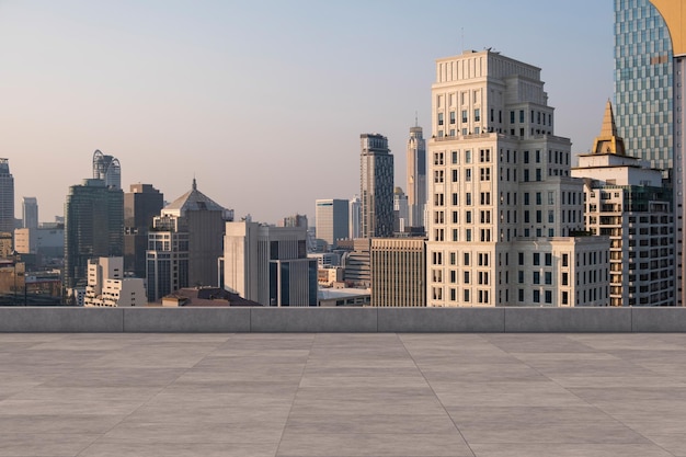 Panoramablick auf die Skyline von Bangkok Aussichtsplattform aus Beton auf dem Dach bei Sonnenuntergang Luxus asiatischer Unternehmens- und Wohnlebensstil Finanzstadt Immobilien in der Innenstadt Produktanzeige Mockup leeres Dach