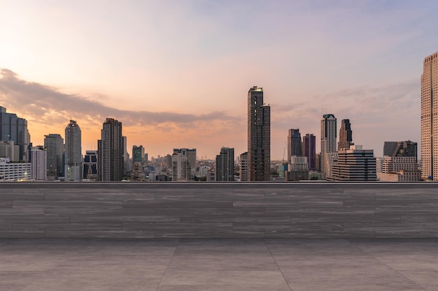 Panoramablick auf die Skyline von Bangkok Aussichtsplattform aus Beton auf dem Dach bei Sonnenuntergang Luxus asiatischer Unternehmens- und Wohnlebensstil Finanzstadt Immobilien in der Innenstadt Produktanzeige Mockup leeres Dach