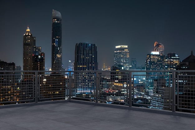 Panoramablick auf die Skyline von Bangkok Aussichtsplattform aus Beton auf dem Dach Nachtzeit asiatischer Unternehmens- und Wohnlebensstil Immobilien in der Innenstadt von Finanzstädten Produktanzeige mockup leeres Dach