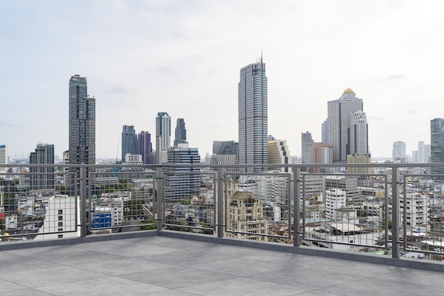 Panoramablick auf die Skyline von Bangkok Aussichtsplattform aus Beton auf dem Dach tagsüber Luxuriöser asiatischer Unternehmens- und Wohnlebensstil Immobilien in der Innenstadt von Finanzstädten Produktanzeige mockup leeres Dach