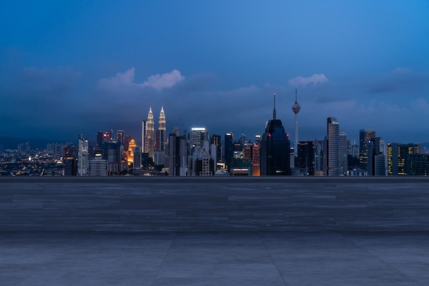 Panoramablick auf die Skyline von Kuala Lumpur Aussichtsplattform aus Beton auf dem Dach Nacht Asiatischer Unternehmens- und Wohnlebensstil Immobilien in der Innenstadt von Finanzstädten Produktanzeige mockup leeres Dach