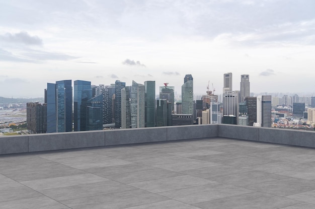 Panoramablick auf die Skyline von Singapur Aussichtsplattform aus Beton auf dem Dach tagsüber asiatischer Unternehmens- und Wohnlebensstil Immobilien in der Innenstadt von Finanzstädten Produktanzeige mockup leeres Dach