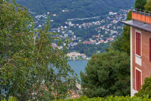 Panoramablick auf die sonnige Schweizer Bergkette