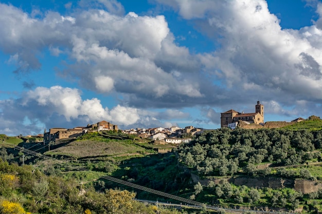 Foto panoramablick auf die stadt alcantara spanien