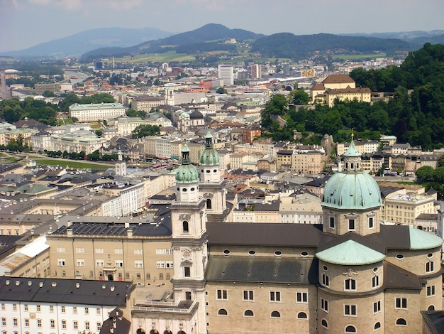 Panoramablick auf die Stadt an einem Sommertag Salzburg Österreich