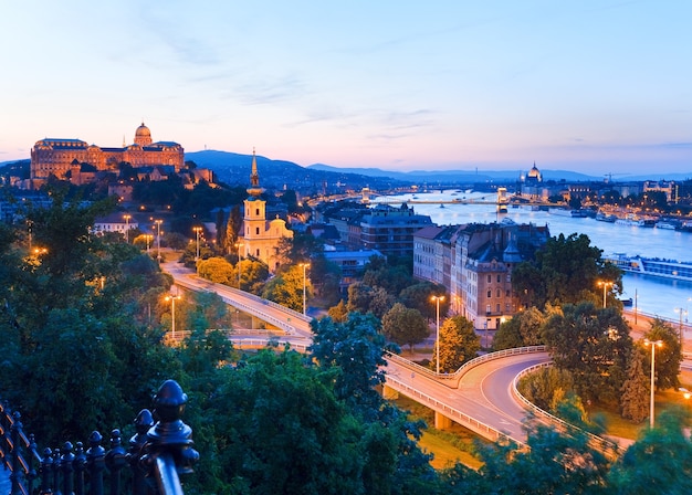 Panoramablick auf die Stadt Budapest bei Nacht