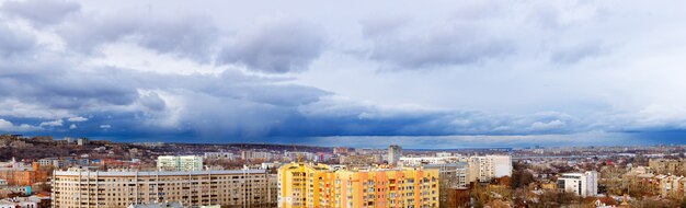 Panoramablick auf die Stadt Charkow mit verschiedenen Gebäuden