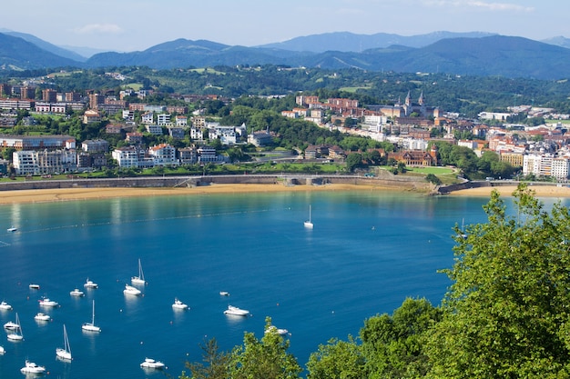 Panoramablick auf die Stadt, das Meer und den Sandstrand am sonnigen Tag