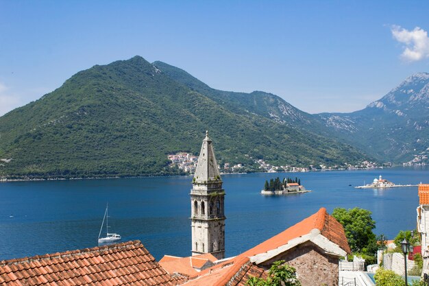 Panoramablick auf die Stadt, die Inseln und die Bucht am sonnigen Tag. Perast. Montenegro.