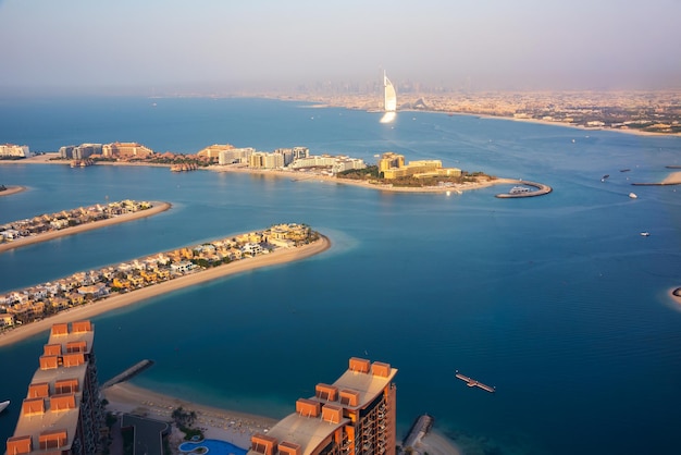 Panoramablick auf die Stadt Dubai vom Wasser und Palm Jumeirah