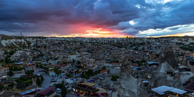 Panoramablick auf die Stadt Göreme bei Sonnenuntergang