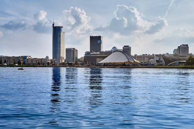 Panoramablick auf die Stadt hinter dem Fluss