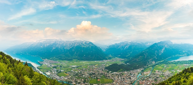 Panoramablick auf die Stadt Interlaken zwischen zwei See, Thunersee und Brienzersee