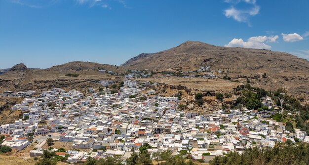 Panoramablick auf die Stadt Lindos. Rhodos-Insel, Griechenland