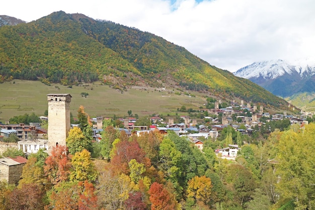 Panoramablick auf die Stadt Mestia mit dem historischen Svan Tower in der Region Swanetien in Georgien