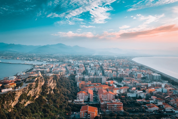 Panoramablick auf die stadt milazzo