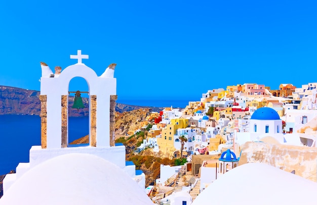 Panoramablick auf die Stadt Oia in Santorini, Griechenland