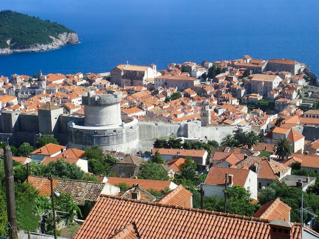 Panoramablick auf die Stadt und das Meer am sonnigen Tag Dubrovnik Kroatien