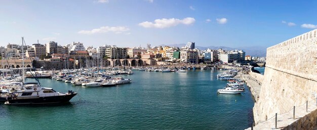Panoramablick auf die Stadt und den Hafen Kreta Heraklion Griechenland