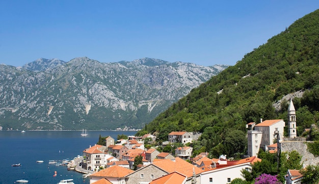 Panoramablick auf die Stadt und die Bucht am sonnigen Tag. Perast. Montenegro.