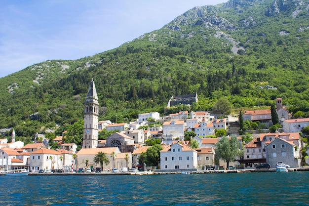 Panoramablick auf die Stadt und die Bucht am sonnigen Tag. Perast. Montenegro.