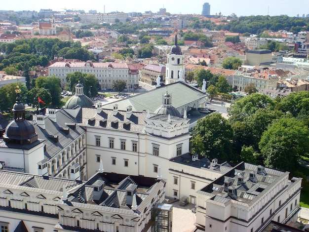 Foto panoramablick auf die stadt von oben an einem sommertag vilnius litauen