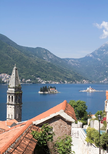 Panoramablick auf die Stadtinseln und die Bucht am sonnigen Tag Perast Montenegro Vertikale Lage