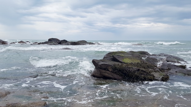 Panoramablick auf die Strandfelsen-Seelandschaft in Les Sables d Olonne Vendee Frankreich