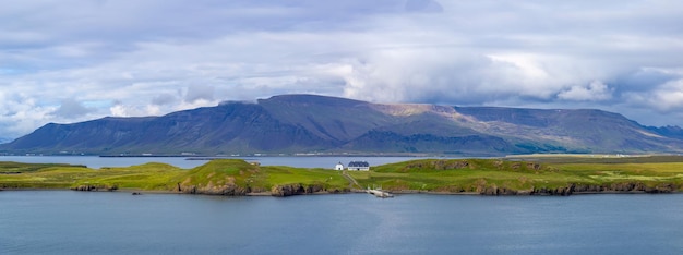 Panoramablick auf die typische malerische Landschaft Islands mit Weiden in der Nähe von Fjorden und Gletschern