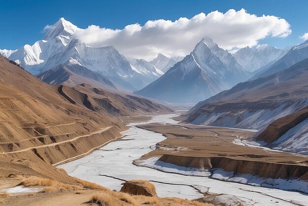 Panoramablick auf die verschneiten Berge im oberen Mustang Annapurna Naturschutzgebiet Trekkingroute Nepal