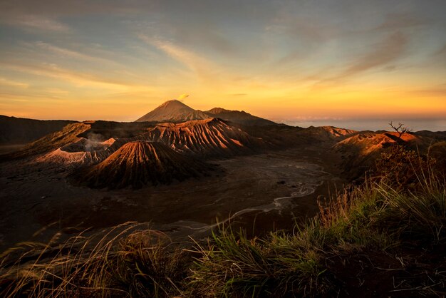 Foto panoramablick auf die vulkanische landschaft gegen den himmel bei sonnenuntergang