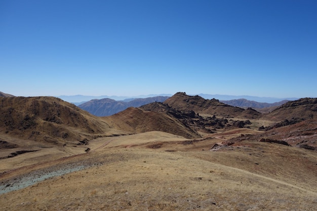 Panoramablick auf die Wüstengebirgskette in Salta Argentina auf den Anden