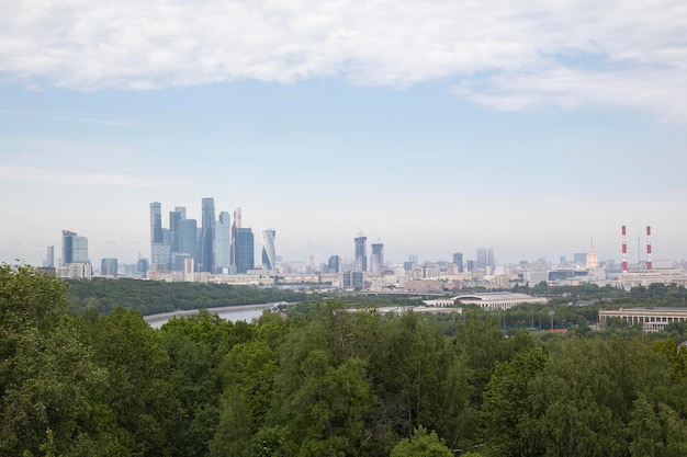 Panoramablick auf ein Geschäftsviertel mit modernen Wolkenkratzern im Sommer an einem sonnigen Tag