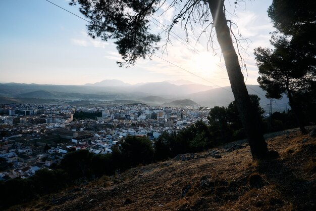 Panoramablick auf ein Tal bei Sonnenaufgang mit der Stadt Jaen Spanien im Hintergrund