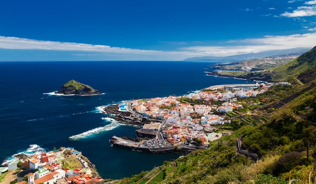 Panoramablick auf eine gemütliche Stadt in Garachico