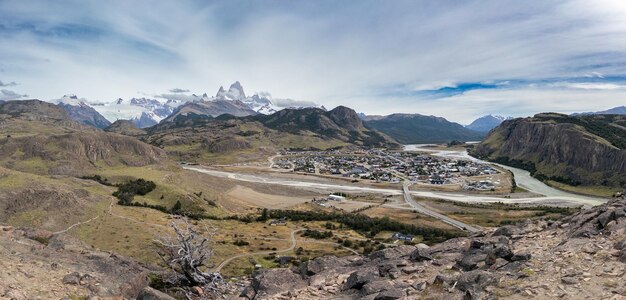 Panoramablick auf eine kleine Stadt in den Patagonischen Bergen