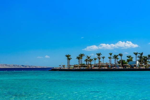 Panoramablick auf einen Sommerurlaub am Roten Meer