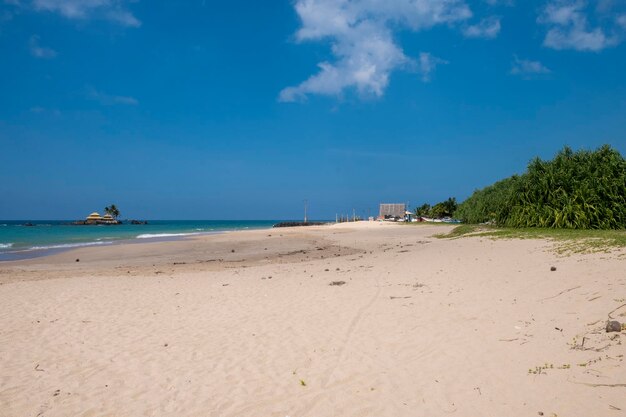 Panoramablick auf einen wilden tropischen Strand im südlichen Teil von Sri Lanka an sonnigen Tagen