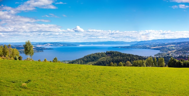 Panoramablick auf einen wunderschönen See Mjosa und die Stadt Gjovik im Sommer Norwegen