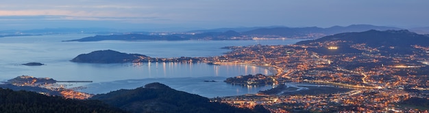 Panoramablick auf einen wunderschönen Sonnenuntergang in der Mündung von Vigo, Galicien, Spanien.