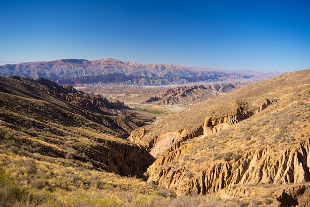 Panoramablick auf erodierte Gebirgskette und Schluchten um Tupiza. Von hier aus starten Sie den herausragenden 4-tägigen Roadtrip nach Uyuni Salt Flat, einem der wichtigsten Reiseziele in Bolivien.